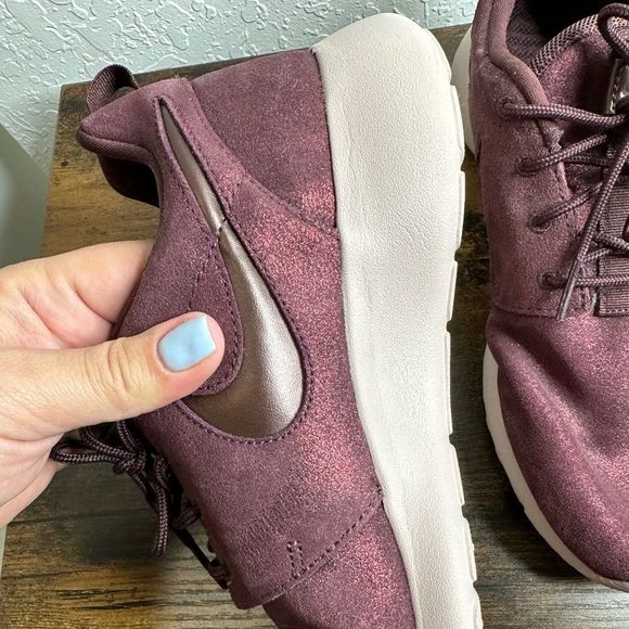 Nike Wmns Roshe One Premium Metallic Mahogany Size 9 - Picture 6 of 9